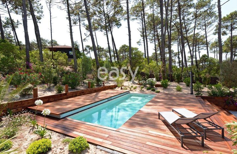 filming location featuring a beautiful swimming pool in Cap Ferret area